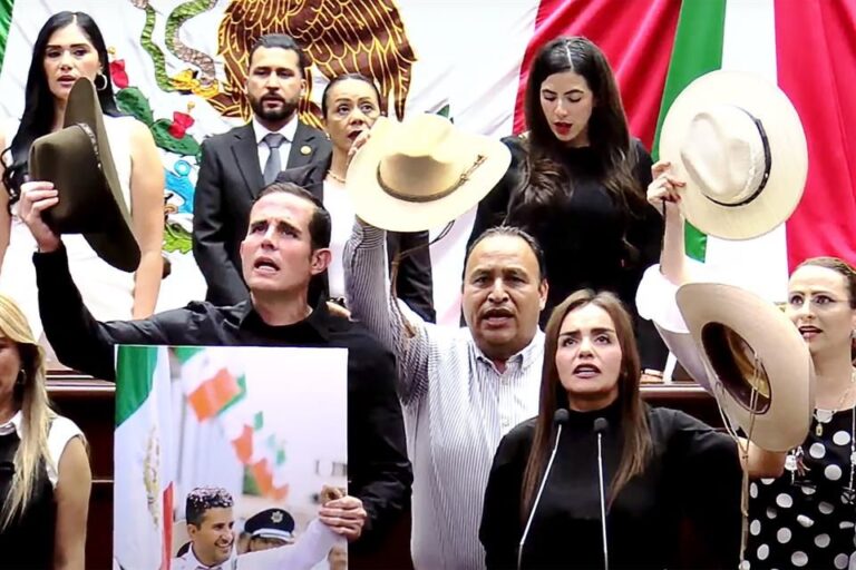 Asume esposa; siguen protestas