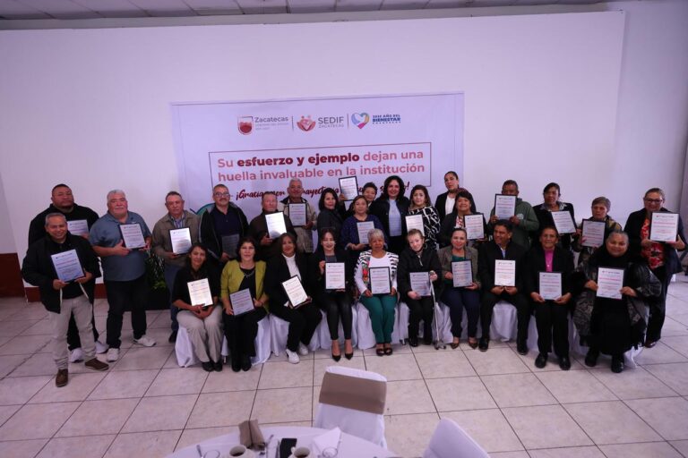 Terminan ciclo laboral 24 servidores públicos