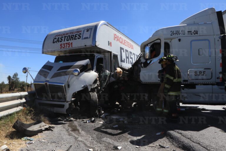 Chocan camiones de carga sobre autopista Osiris