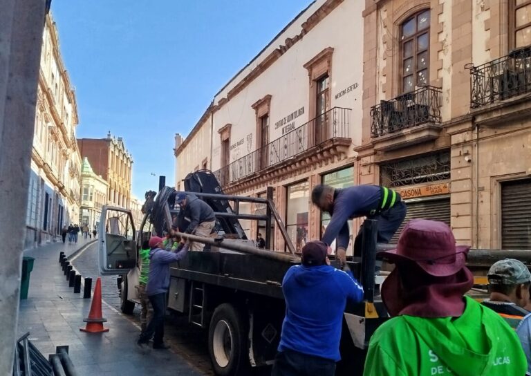 Comienza instalación del arco navideño en el Centro Histórico