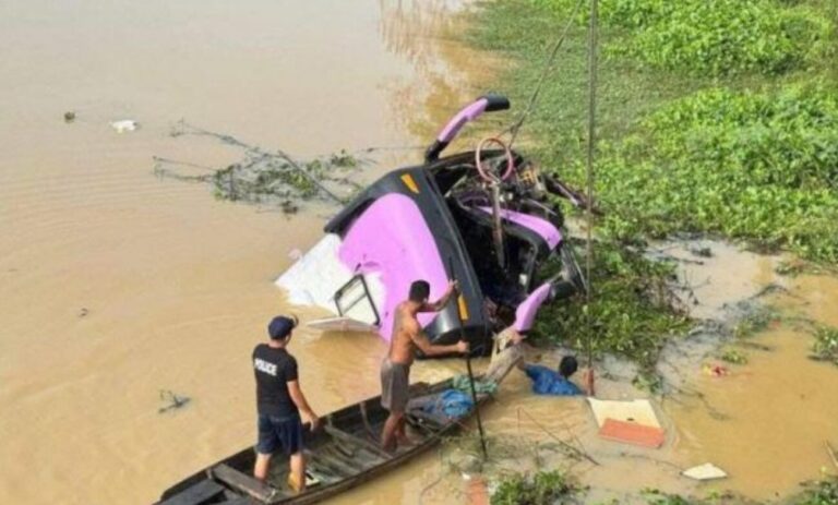 Deja 13 muertos la caída de un autobús a un río en Camboya