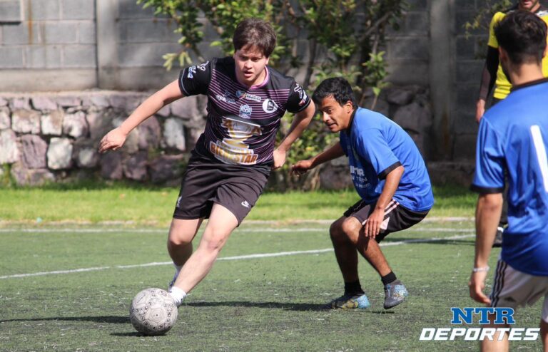 Derecho avanza a semifinales en torneo universitario