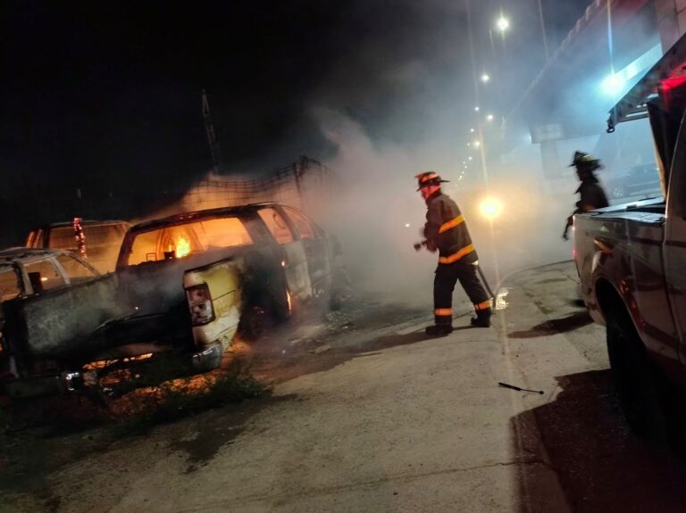 Incendian vehículos dentro de un yonke