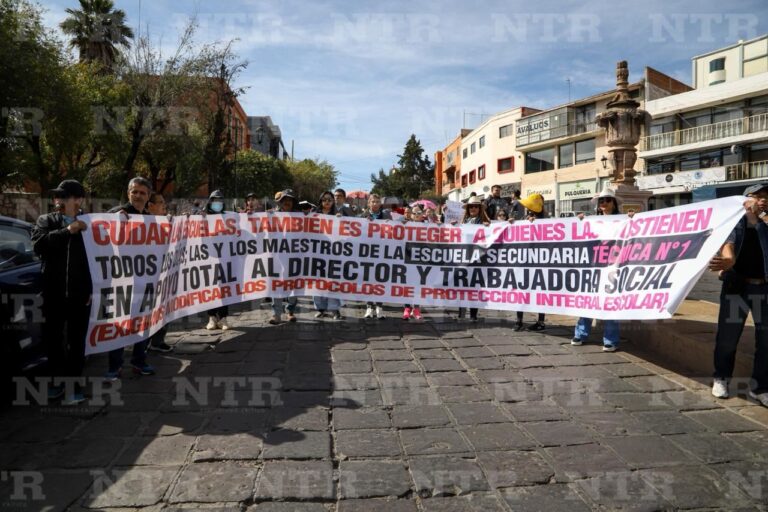 Se unen miles a marcha magisterial