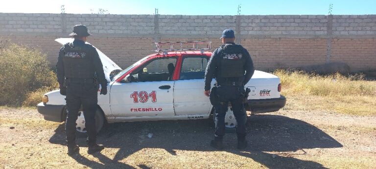 Roban taxi en Fresnillo; lo encuentran desvalijado