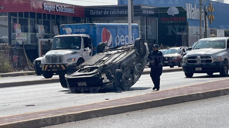 Se vuelca auto en el Jesús Varela Rico