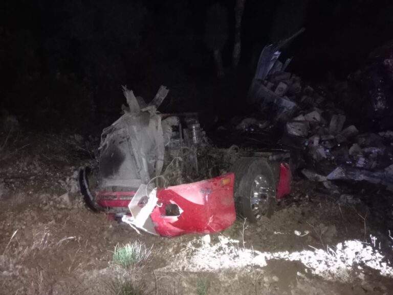 Se vuelca camión cargado con botellas de vidrio