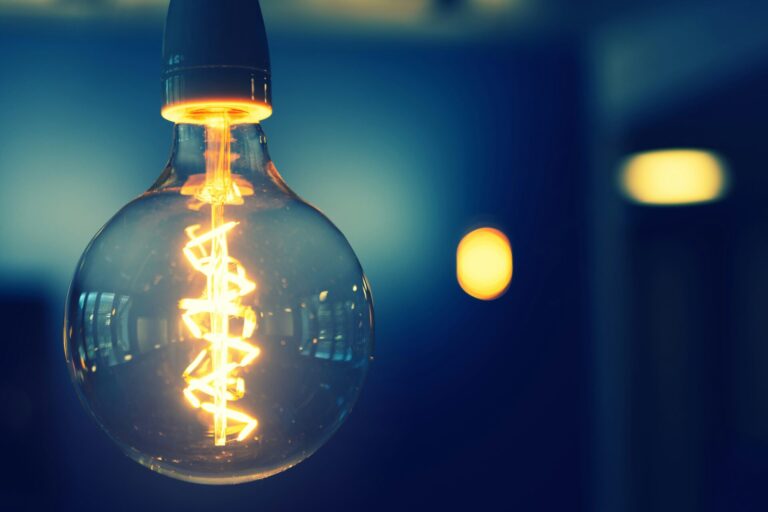 Tras 40 años llega la luz a La Lagunita