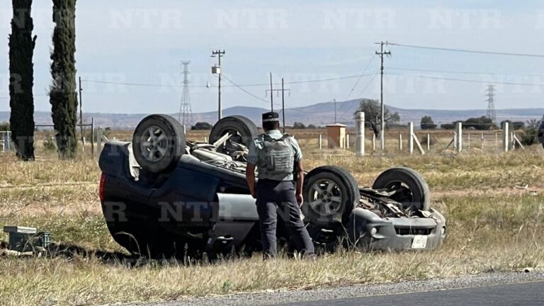 Aparatosa volcadura deja daños materiales