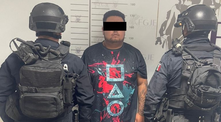 Aseguran vehículo con mercancía irregular, hay un detenido