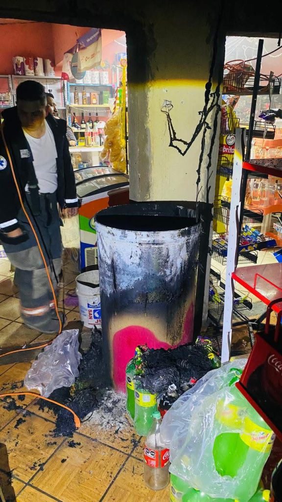 Cortocircuito desencadena incendio en un comercio
