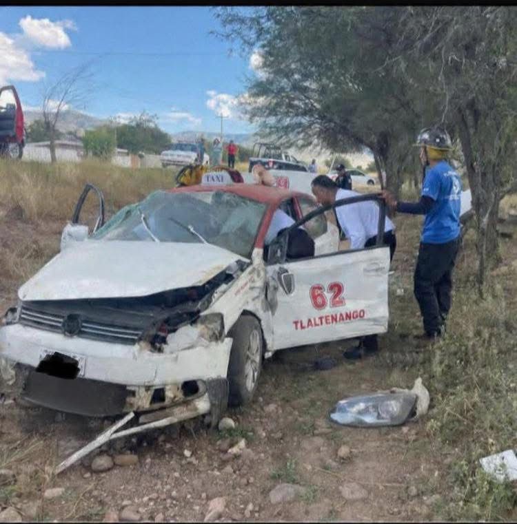 Vuelca taxista; chofer queda prensado en la unidad