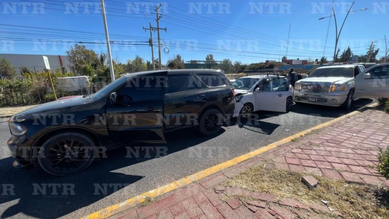 Chocan tres vehículos en Paseo del Mineral; muere una persona