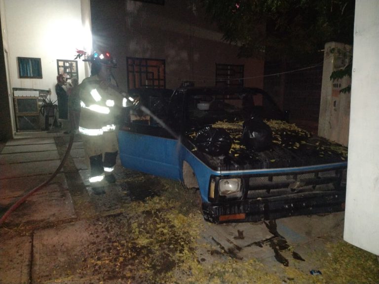 Se incendia camioneta por presunto uso de pirotecnia