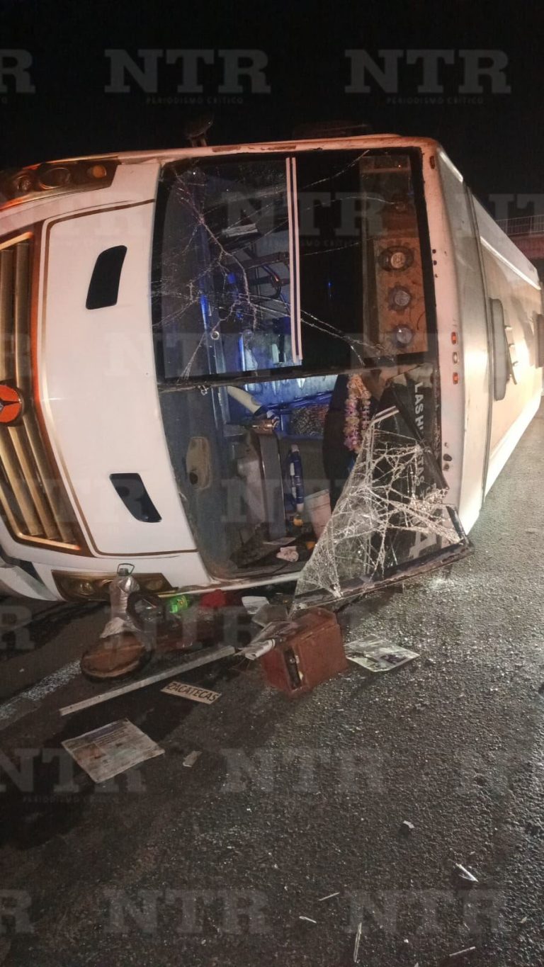 Vuelca camión de ruta sobre bulevar Bicentenario