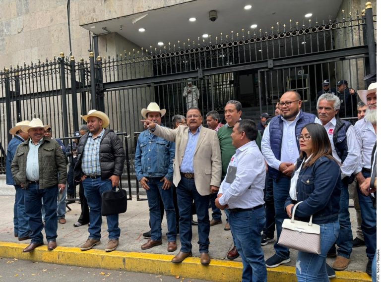 Recibe Segob a campesinos y transportistas; lanzan amago