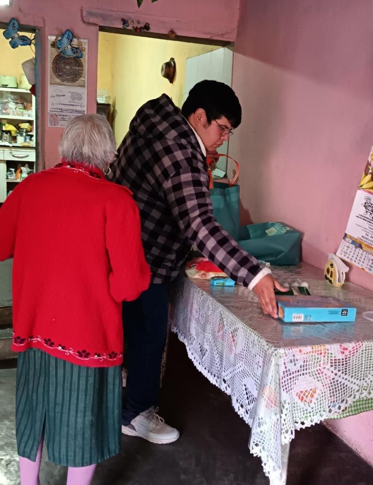 Roban objetos y despensa de una adulta mayor