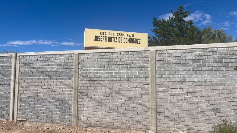 Dejan grafitis con amenazas en secundaria