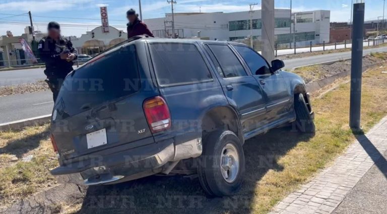 Pierde el control de su vehículo y termina en el Paseo del Peregrino