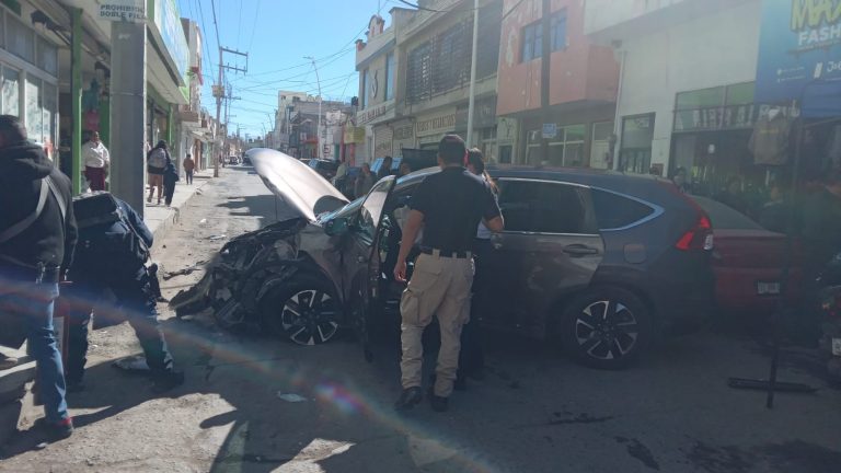 Choca su auto contra un poste en Río Grande