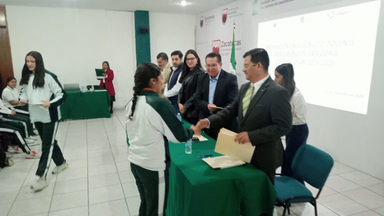 Cobaez galardona a maestros y alumnos