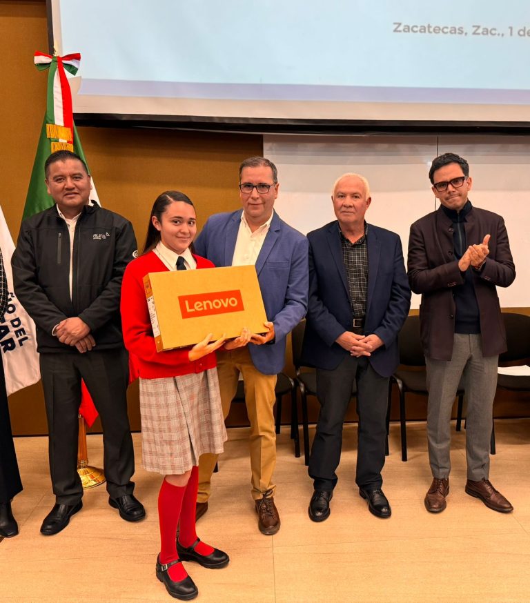 Entregan 50 computadoras a estudiantes destacados