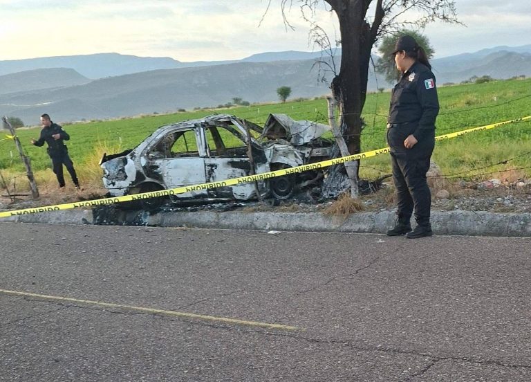 Joven pierde la vida al incendiarse su vehículo después de chocar