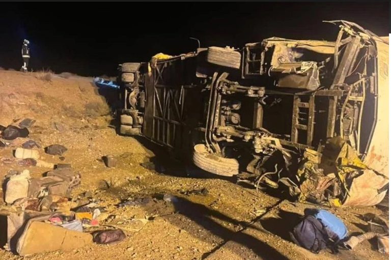 Mueren 13 personas tras volcar autobús en el centro de Irán