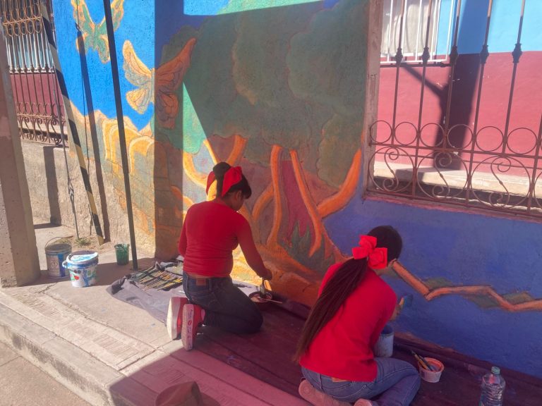Niños plasman su identidad en murales