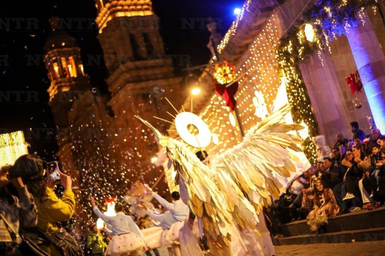 Desfile navideño llena de luces la capital