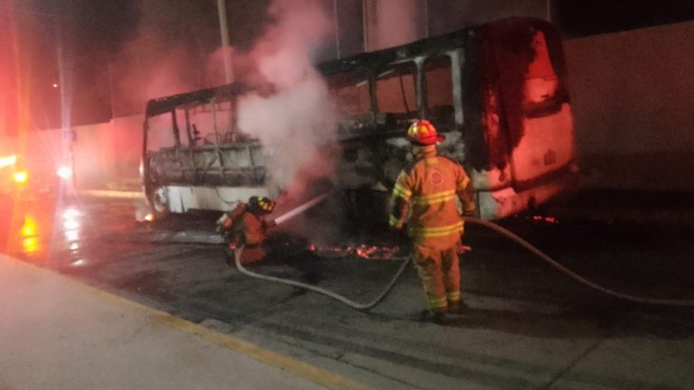 Se incendia ruta 14; no había pasajeros al interior