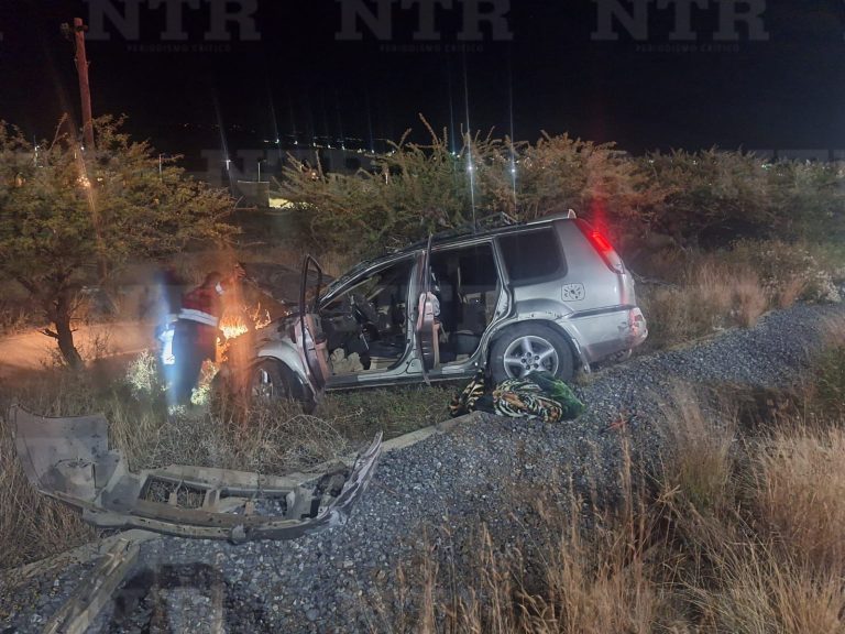 Se vuelcan en la carretera a Plateros; hay 3 heridos