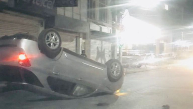 Vuelca conductor ebrio en avenida Juárez