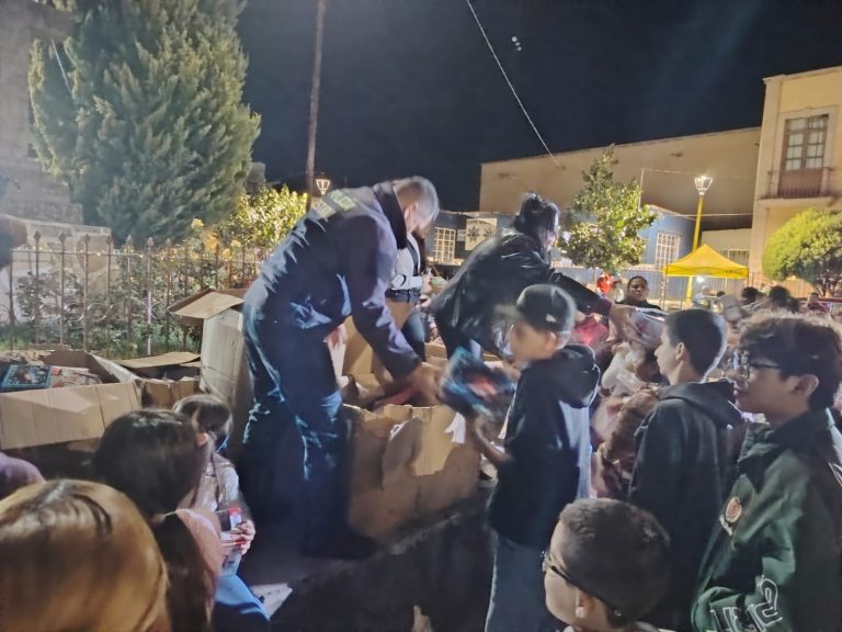 Apoya PEP en entrega de juguetes en Apulco