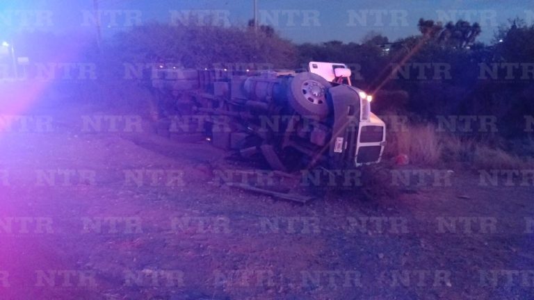Vuelca camión en carretera Fresnillo-Bañón
