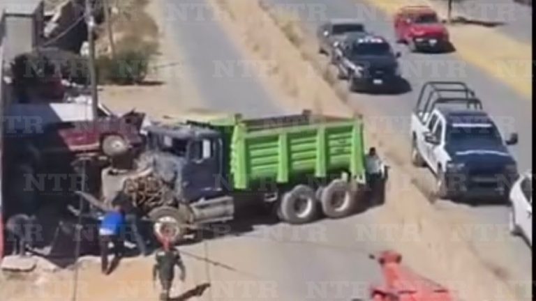 Camión de volteo provoca accidente y deja dos lesionados