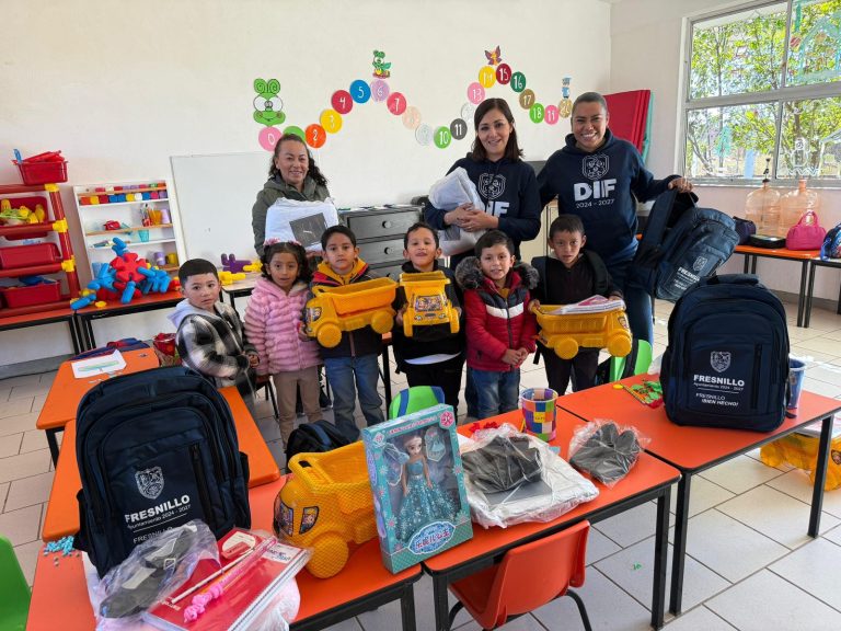 Entrega ayuntamiento cobijas y juguetes al CAIC