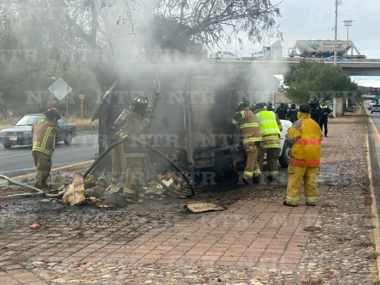 Se incendia camioneta sobre bulevar metropolitano