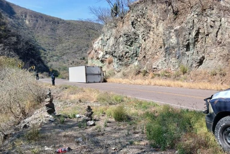 Se vuelca camioneta en carretera federal 54