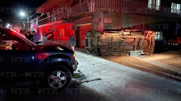 Chocan en la Esparza; uno termina volcado tras el impacto
