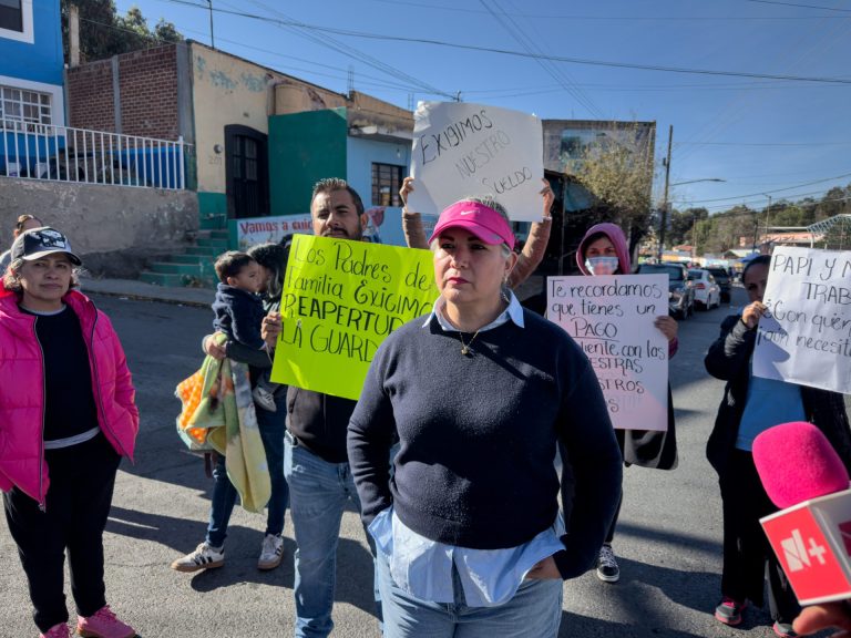 Bloquea avenida personal de guardería