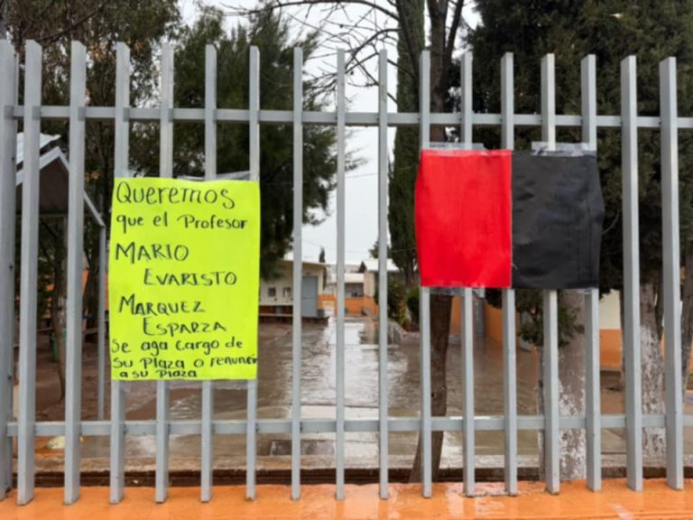Bloquean primaria; exigen otro profe