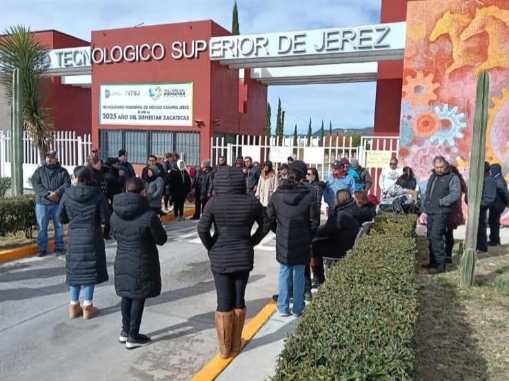 Bloquean tec de Jerez por hostigamiento