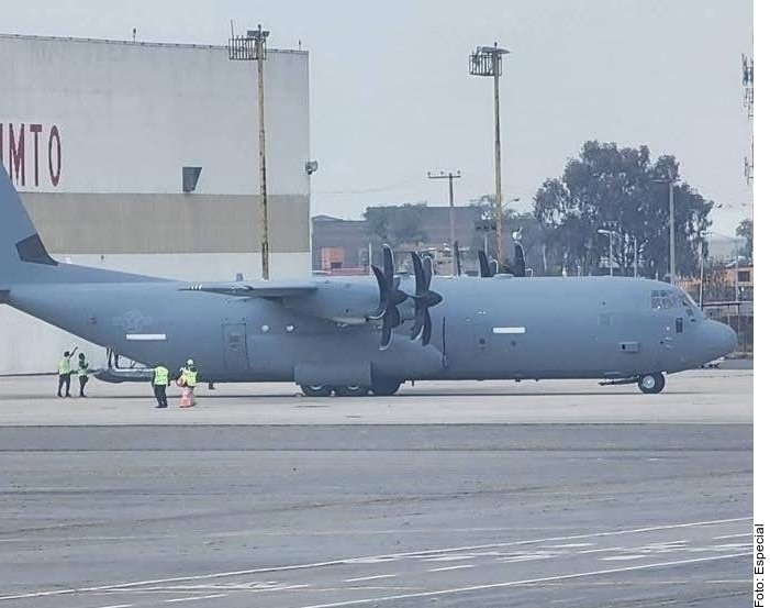 Aterriza avión militar de EU en Toluca