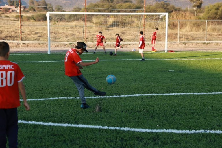 Inauguran cancha de pasto sintético en Nochistlán