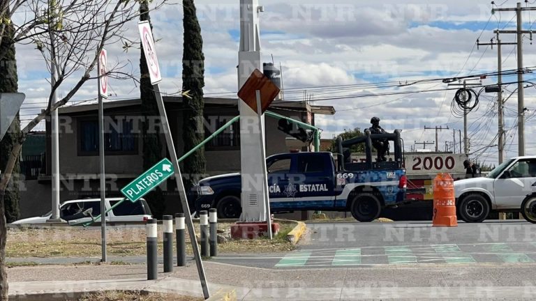 Choca contra camellón en carretera a Plateros