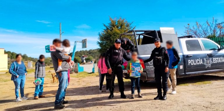 Policías entregan juguetes en comunidades de Jerez