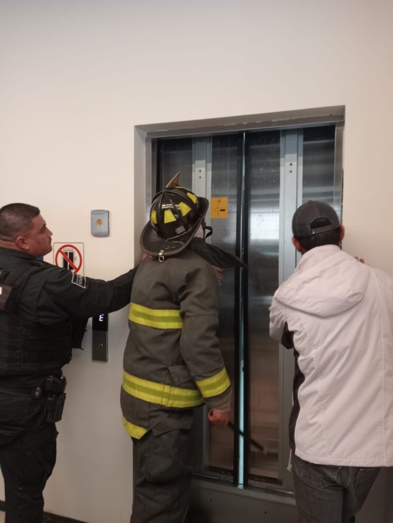 Queda atrapada dentro de elevador durante una hora
