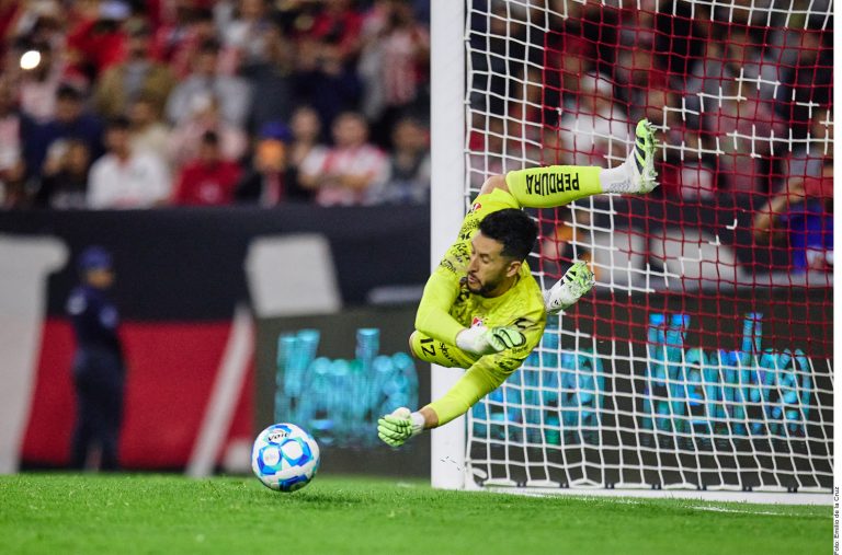 Camilo Vargas da triunfo a Atlas sobre Chivas