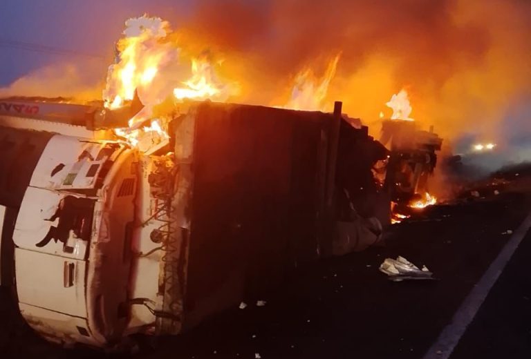 Se accidenta quinta rueda; hecho termina en incendio